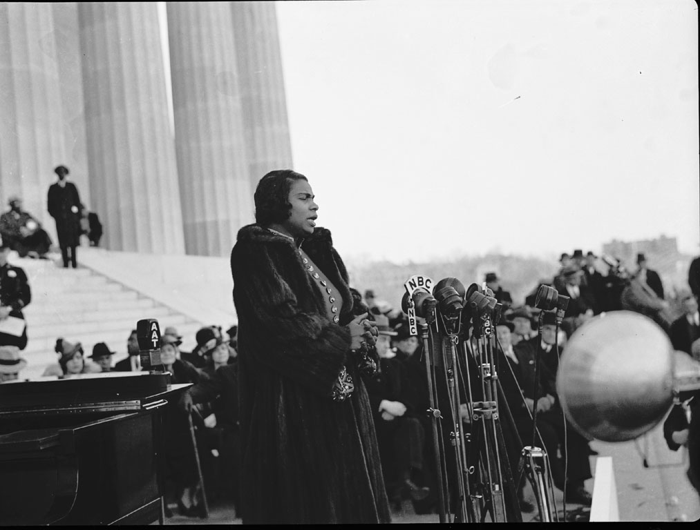 Photo of Marian Anderson at Lincoln Memorial